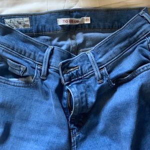 Levi’s 710 womens supper skinny jeans size 27
